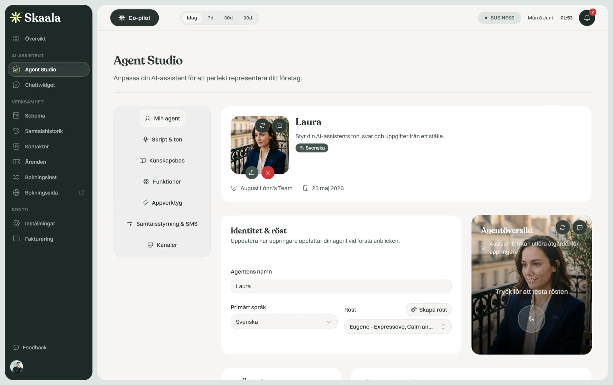 Agent Studio-vyn som visar agenten Lauras identitet och röstinställningar