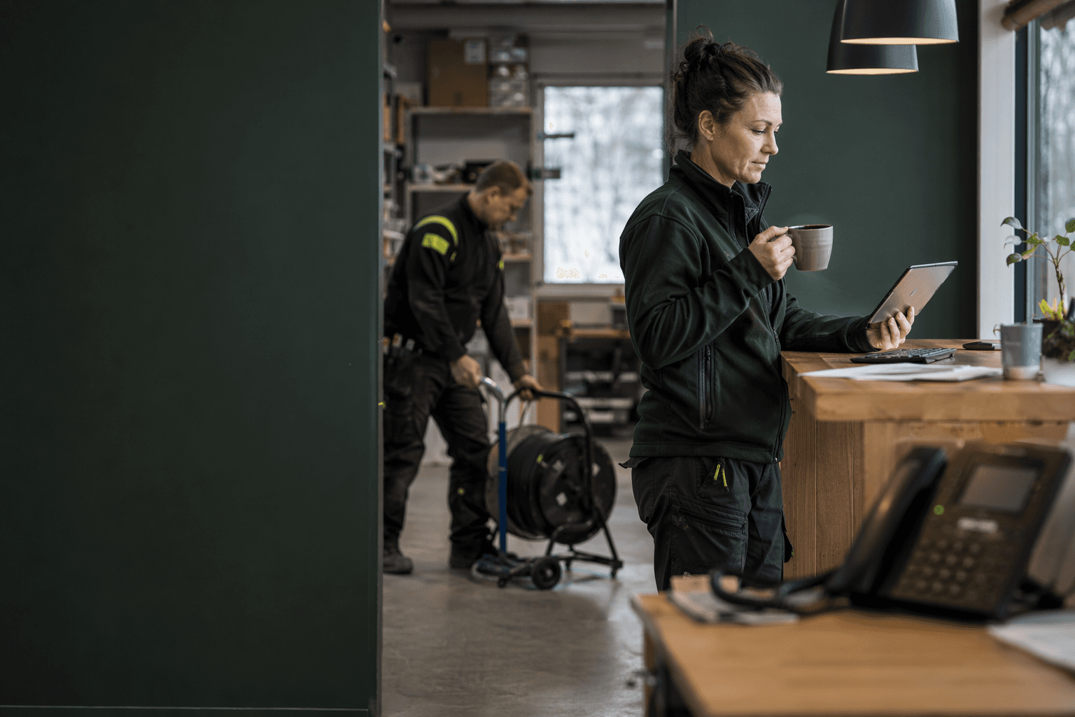 Installationsföretagets team arbetar vidare medan Skaala svarar i telefon